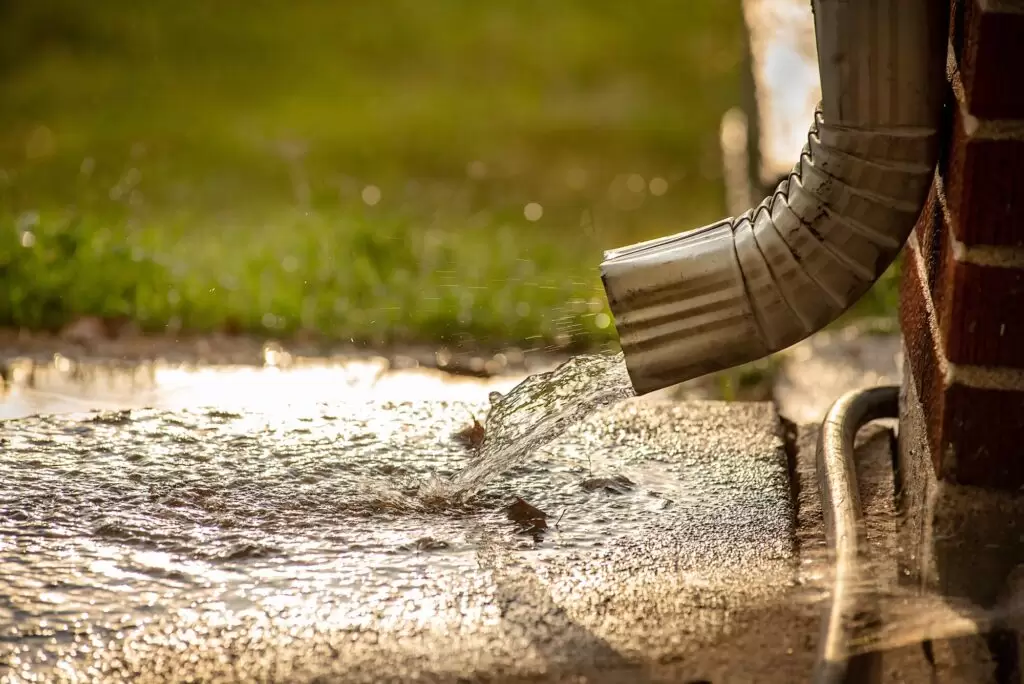 downspout-overflow-causing-flooding-Tampa-flordia